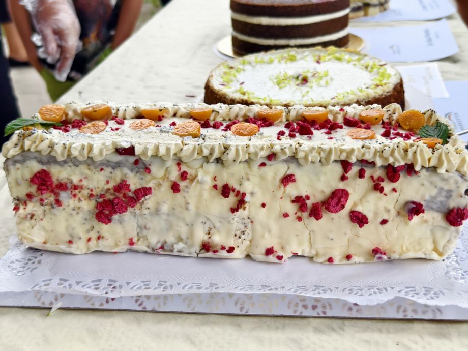 Makové řezy se smetanovým krémem